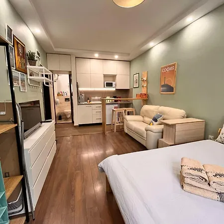 Exceptional Refurnished Location Апартамент