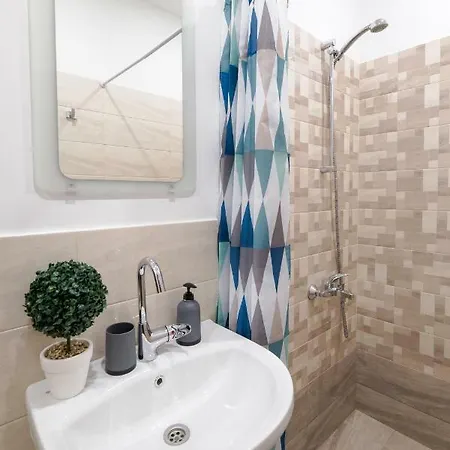 아파트 Exceptional Refurnished Location *
