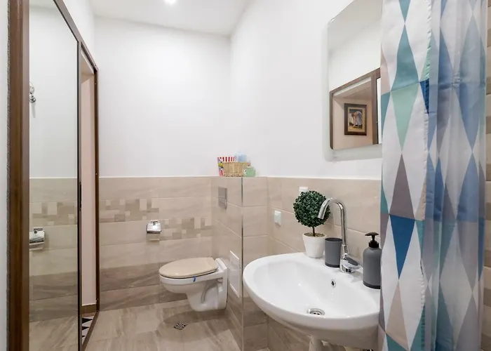 Апартамент Exceptional Refurnished Location