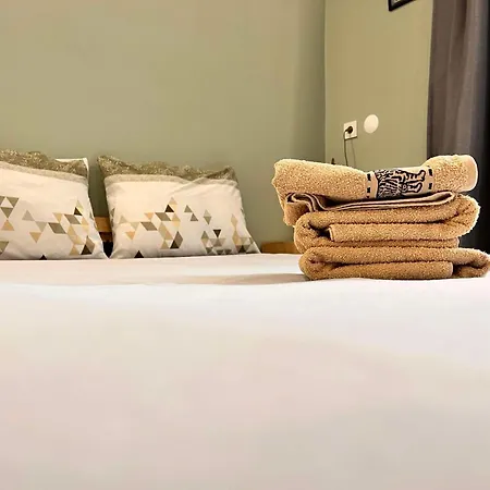 Cozy Modern Perfect Location Апартамент *